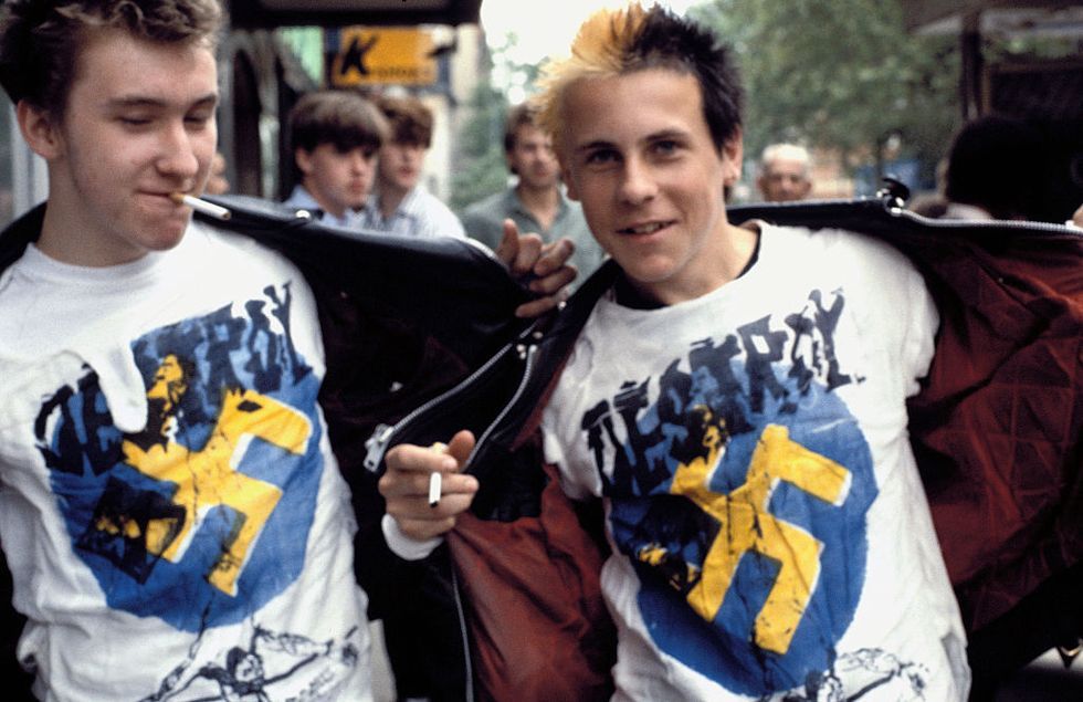 ﻿1980年の2人のパンクス。ヴィヴィアン・ウエストウッドがデザインしたtシャツをまとっています。ナチスの﻿かぎ十字の上に「destroy」という言葉がプリントされています。