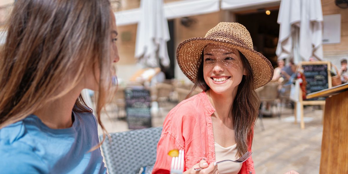 dos mujeres comiendo en una terraza en alcudia, mallorca