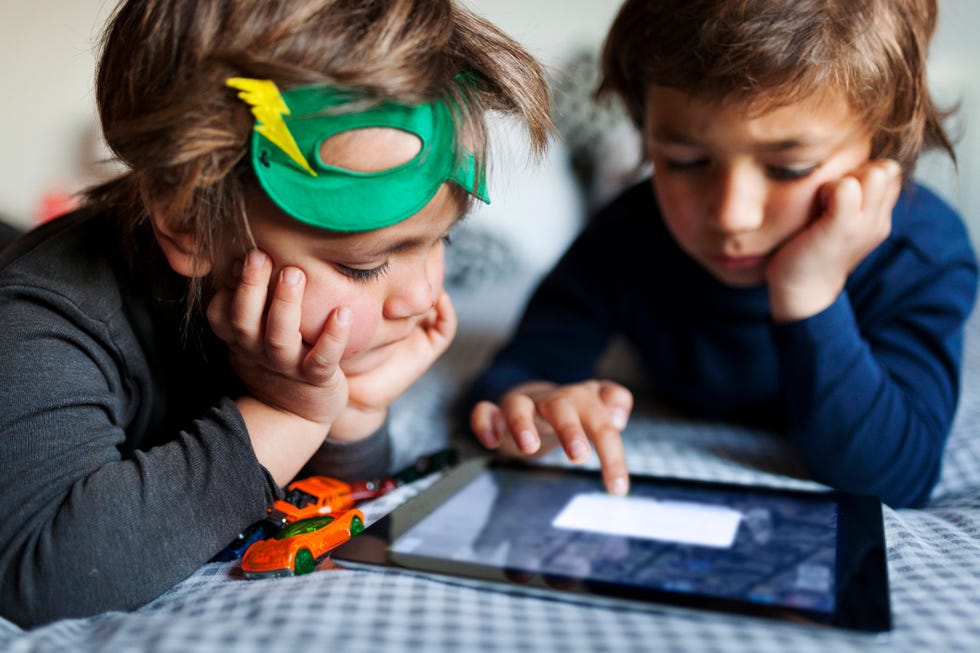 niños pequeños jugando con una tablet