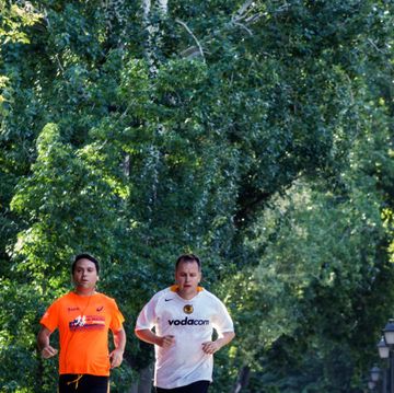 two men jogging through retiro park