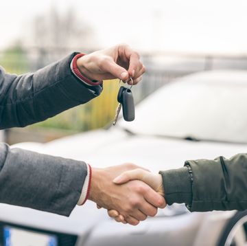 two people reaching an agreement about a car sale