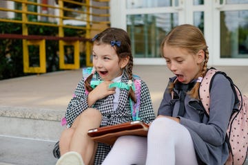 amigas en el colegio con cara de sorpresa