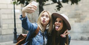 vriendinnen maken selfie