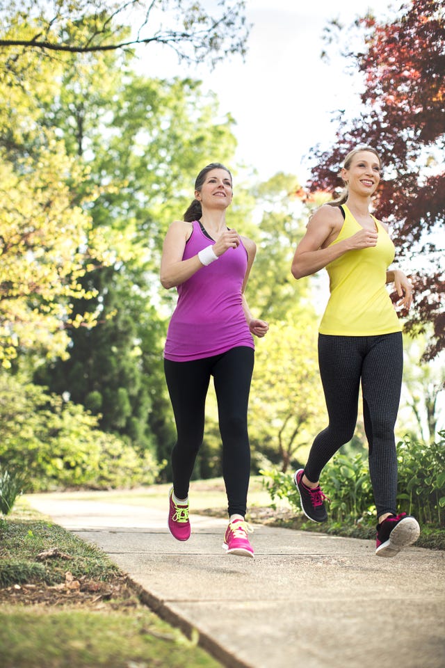 dos mujeres de 40 años, con ropa deportiva, hacer deporte al aire libre