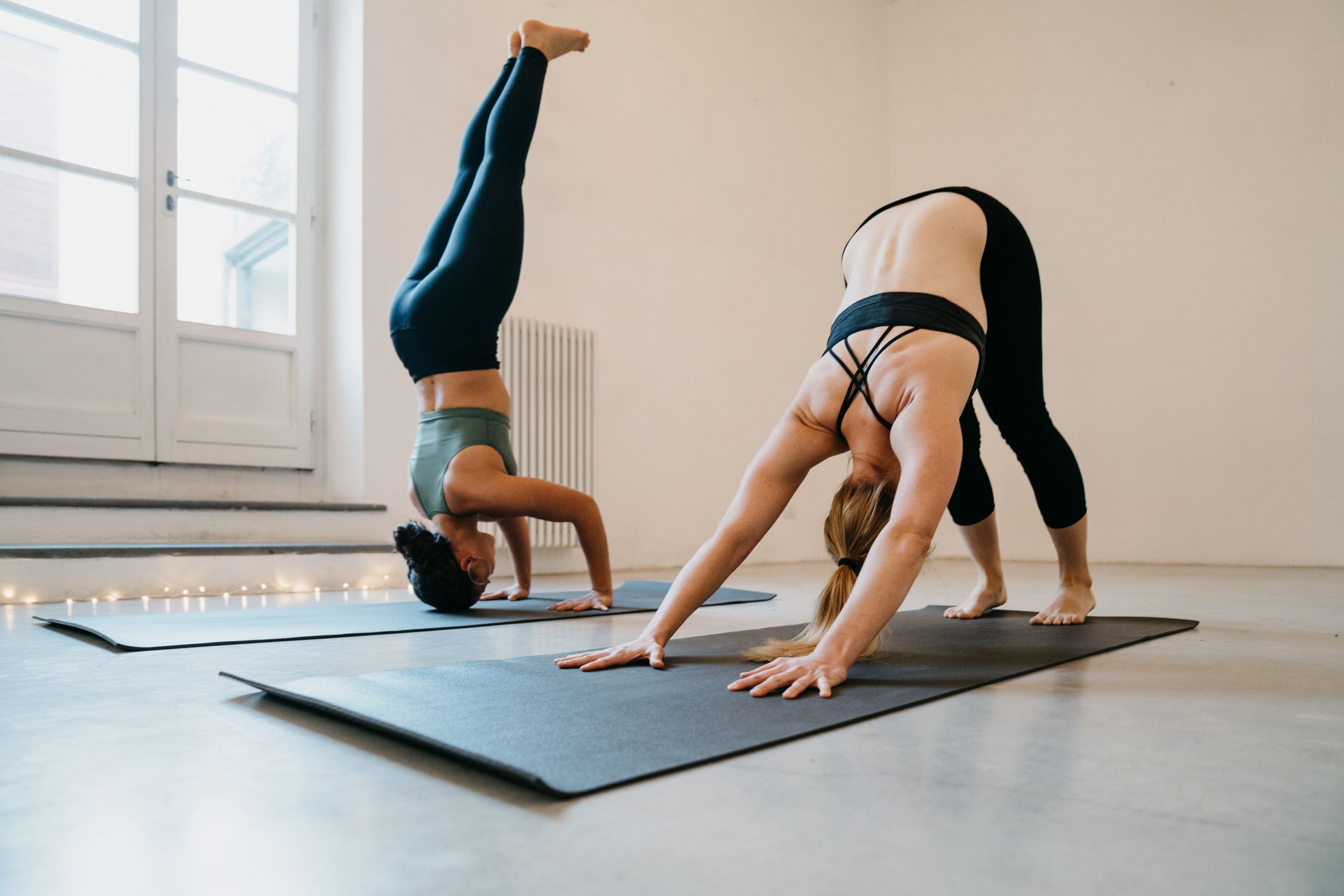 Invertidas de yoga, qué son, para qué sirven y cómo hacerlas.