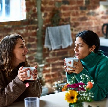 twee vrouwen aan tafel met kopje thee