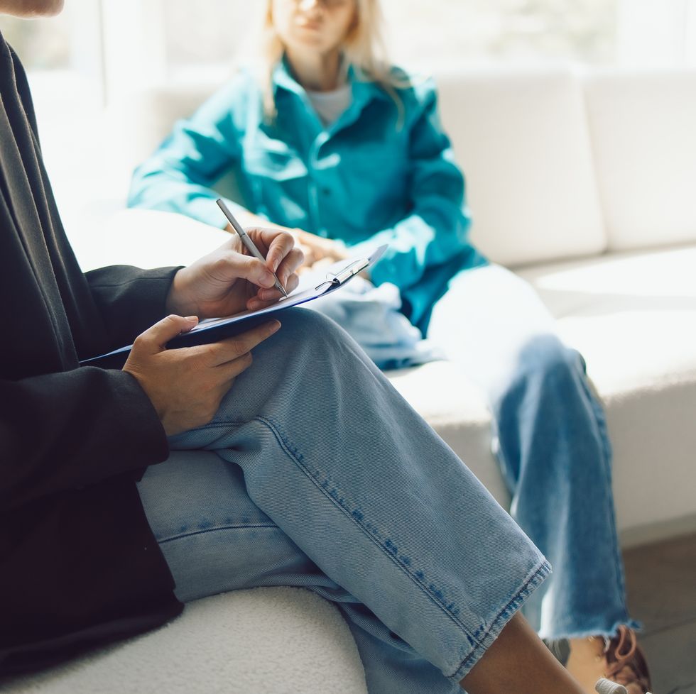 two women sitting in armchairs and talking. female coach, psychotherapist, psychologist, advisor and patient, client, psychotherapy, job interview
