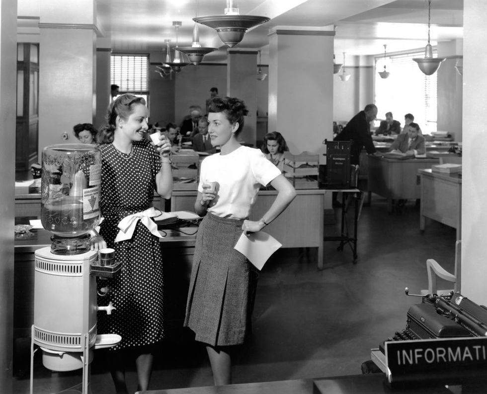 mujeres en la oficina junto a un dispensador de agua 1953