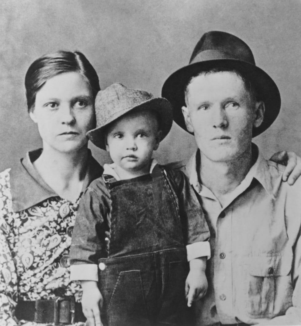 elvis presley with his parents