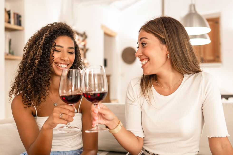 赤ワインで乾杯する若い女性