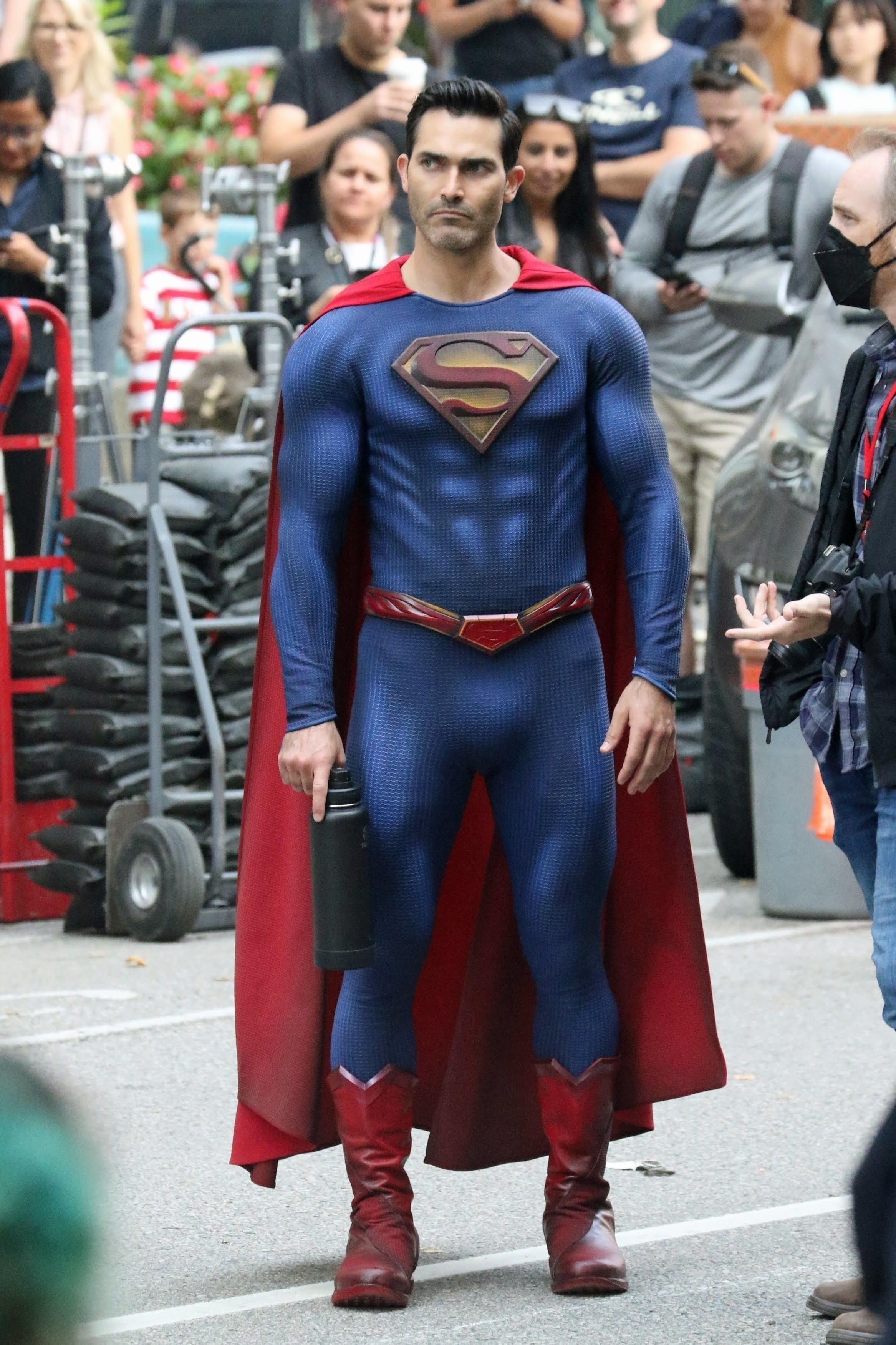 Superman & Lois reveals first look at Tyler Hoechlin's new Superman costume  in season 3