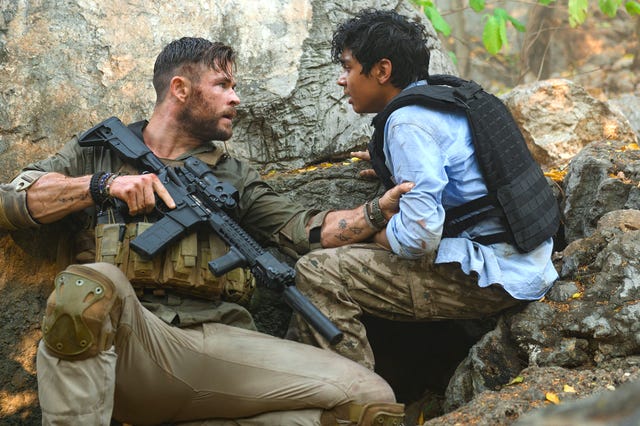 chris hemsworth y rudhraksh jaiswal en una escena de acción de la película de netflix 'tyler rake' 'extraction'