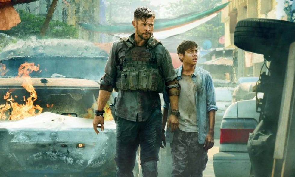 chris hemsworth acompaña a un niño indio en la película tyler rake