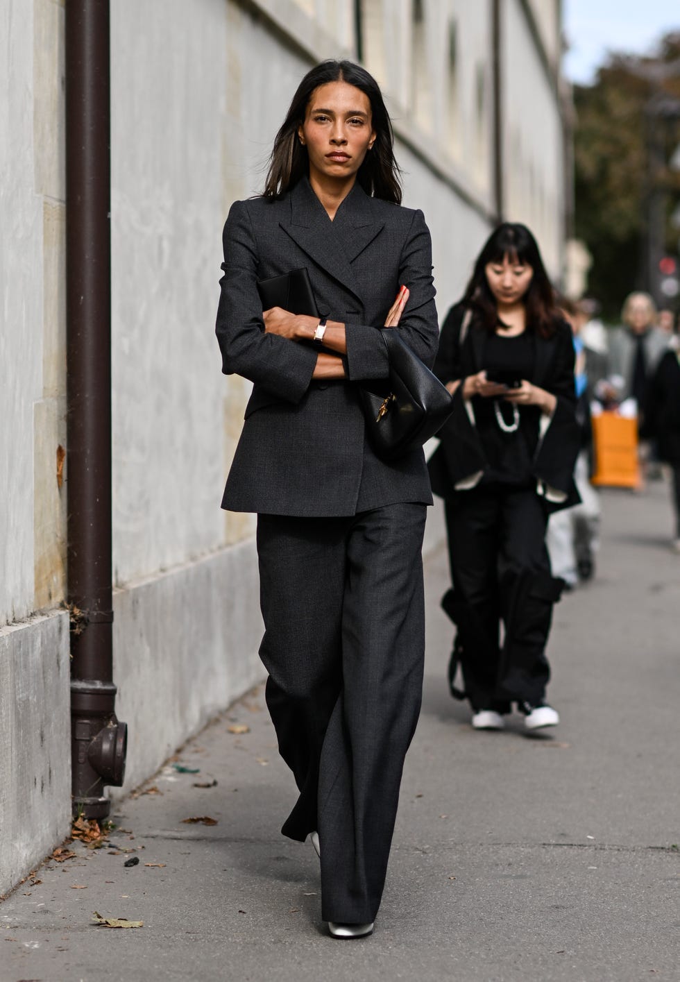 Así llevan en París los pantalones de temporada