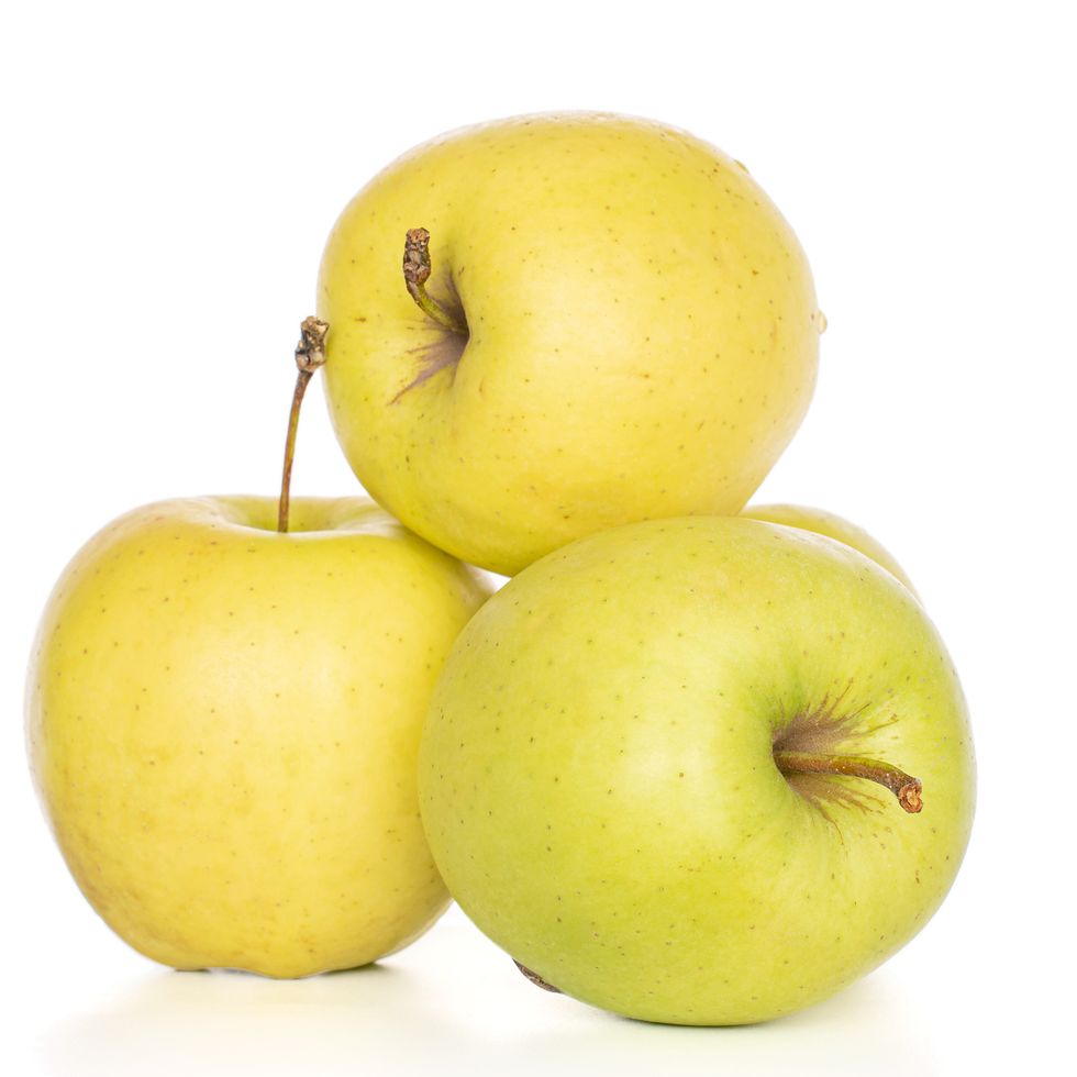 https://hips.hearstapps.com/hmg-prod/images/types-of-apples-golden-delicious-1658526084.jpeg?crop=0.6666666666666666xw:1xh;center,top&resize=980:*