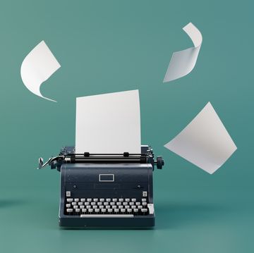 retro typemachine en vliegende vellen blanco papier
