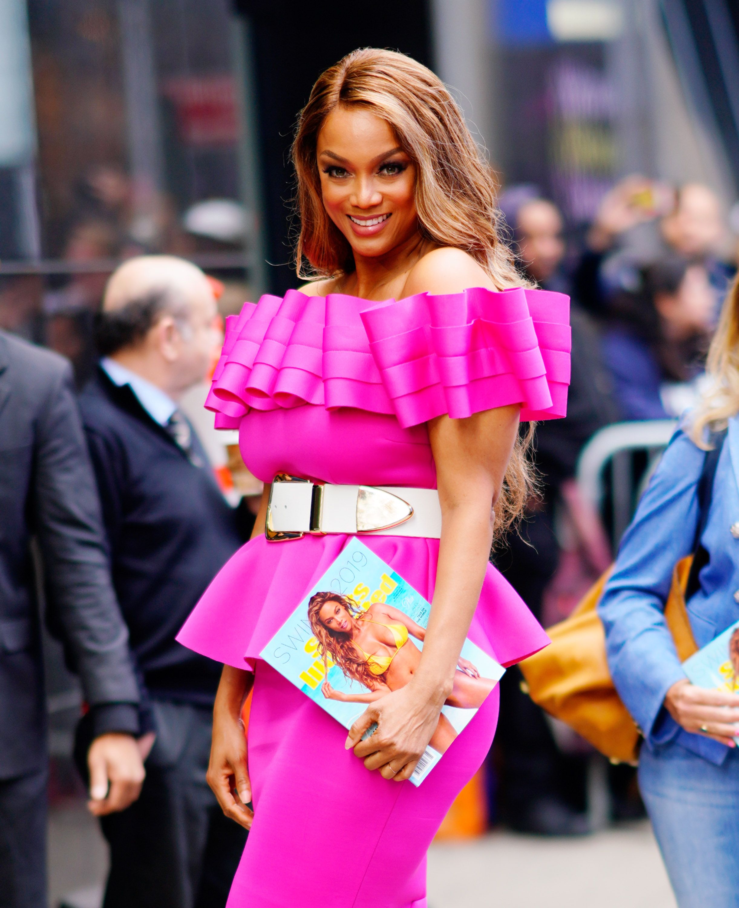 Maak leven Oppositie Toneelschrijver Tyra Banks Graces 'Sports Illustrated Swimsuit' Cover — Tyra Comes Out of  Modeling Retirement