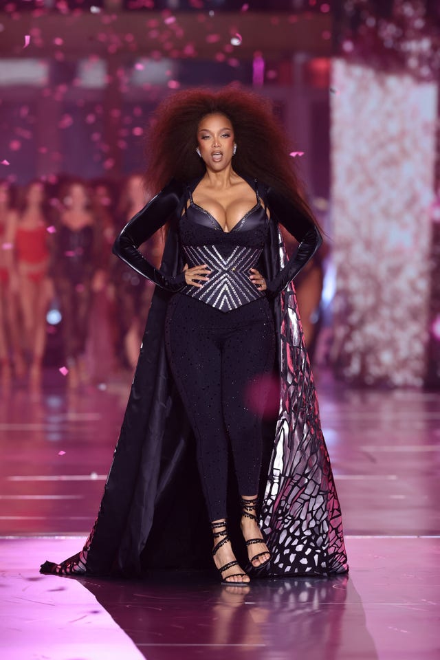 Tyra Banks Walked the Victoria’s Secret Fashion Show for the First Time ...