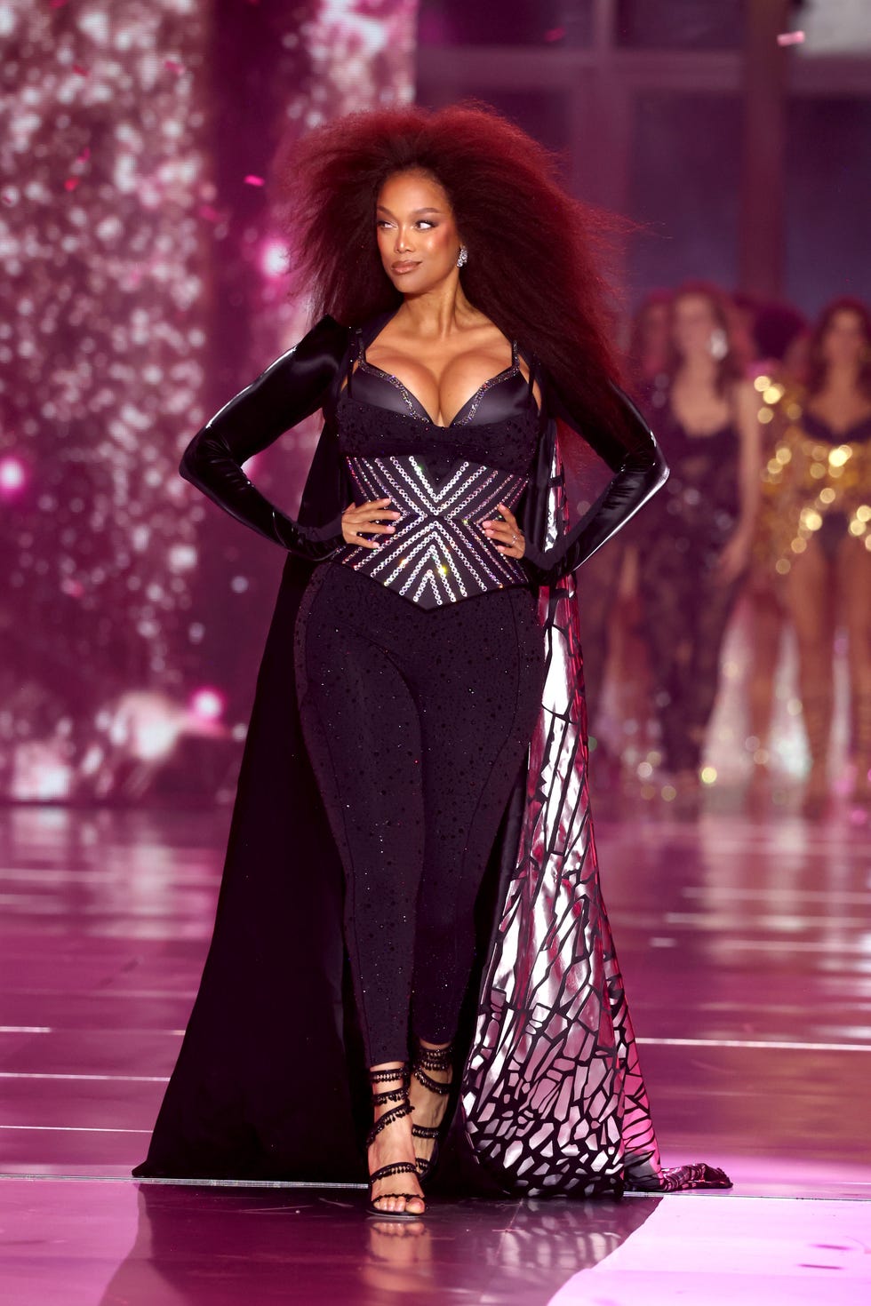 Tyra Banks, 50 anni, torna al Victoria's Secret Fashion Show dopo 20 anni