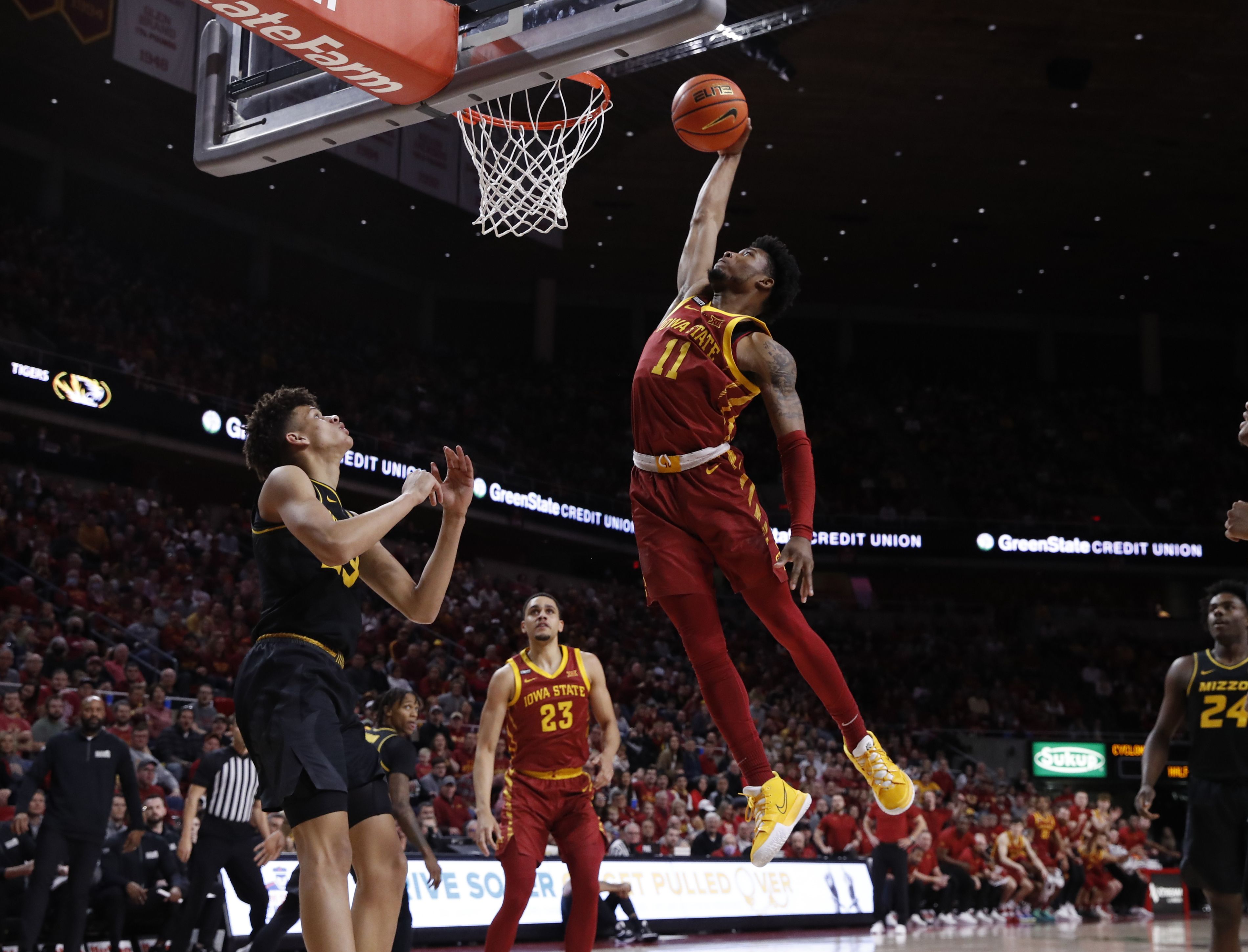 It's Time to Bring Back Baggy Undershirts in College Basketball