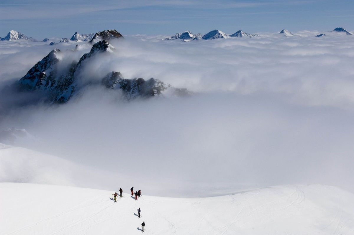 In het Oostenrijkse Bundesland Tirol stuit de uitbreiding van skigebieden op verzet onder de bevolking die vreest voor de schade die deze ontwikkelingen zullen aanrichten Daarbij speelt de opwarming van de aarde die de levenswijze in de Alpen bedreigt een belangrijke rol
