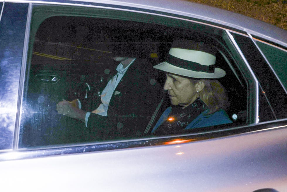 la infanta elena visita a su padre juan carlos i en sanxenxo