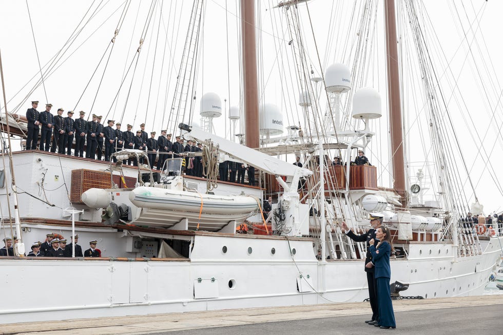 reyes felipe vi letizia bajan juan sebastian elcano