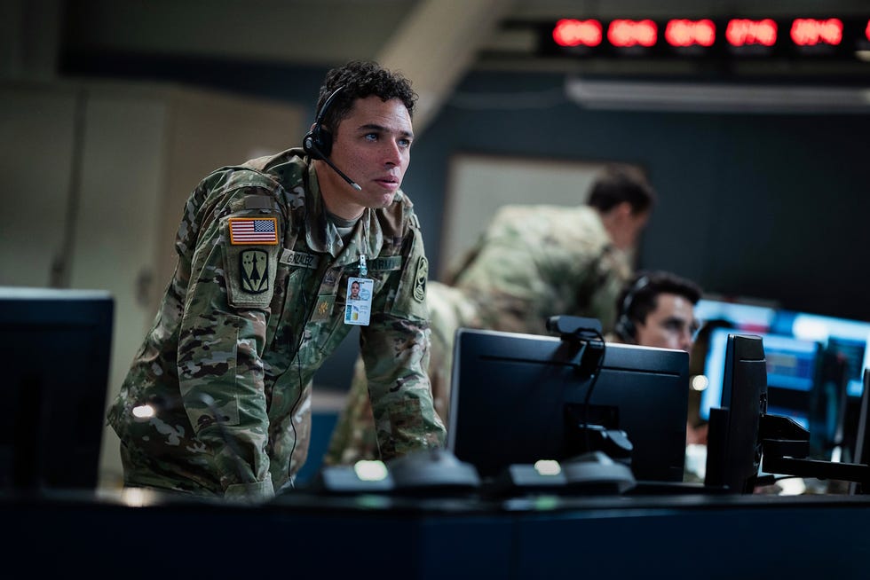 Militärpersonal, das in einer Kommandozentrale operative Aufgaben wahrnimmt