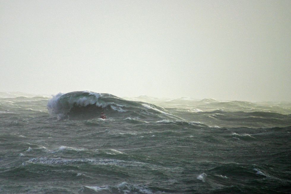 Een onderzoeksboei van het Canadese onderzoeksbedrijf MarineLabs in een woeste zee zon 5 kilometer van de plek voor de kust van BritsColumbia waar een andere sensor van MarineLabs in 2020 een extreme monstergolf registreerde