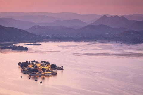 UDAIPUR INDIAOmringd door het Aravalligebergte staat Udaipur bekend als de Stad der Meren