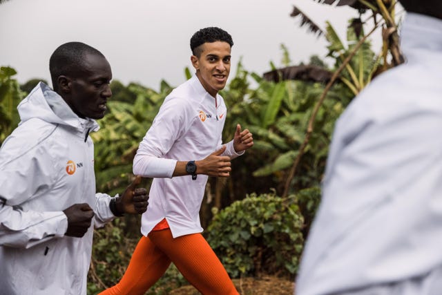 ouassim oumaiz corre durante un entrenamiento en kapchorwa, uganda