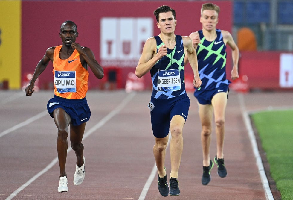 jacob kiplimo y jakob ingebrigtsen esprintan en los 3000m de la liga de diamante de roma 2020