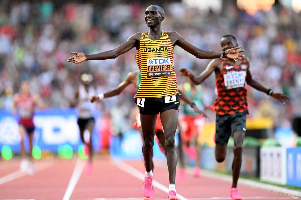 joshua cheptegei se acerca a gebrselassie