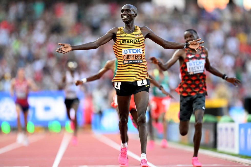 joshua cheptegei se acerca a gebrselassie