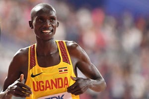 el atleta ugandés joshua cheptegei celebra su triunfo en los 10000m del mundial de doha 2019