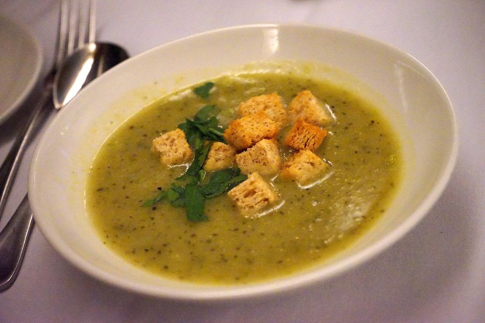 ザ・ガンの前菜の「ズッキーニとバジルのスープ」