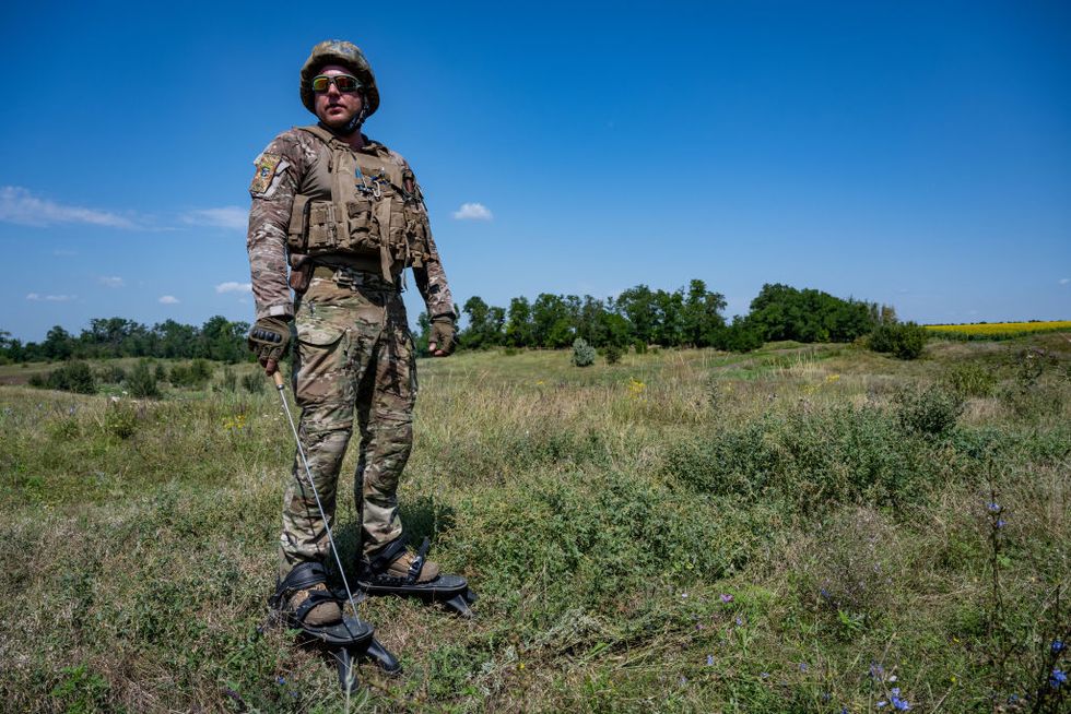 ukrainian troops receive training to counter russian mines near southern frontline