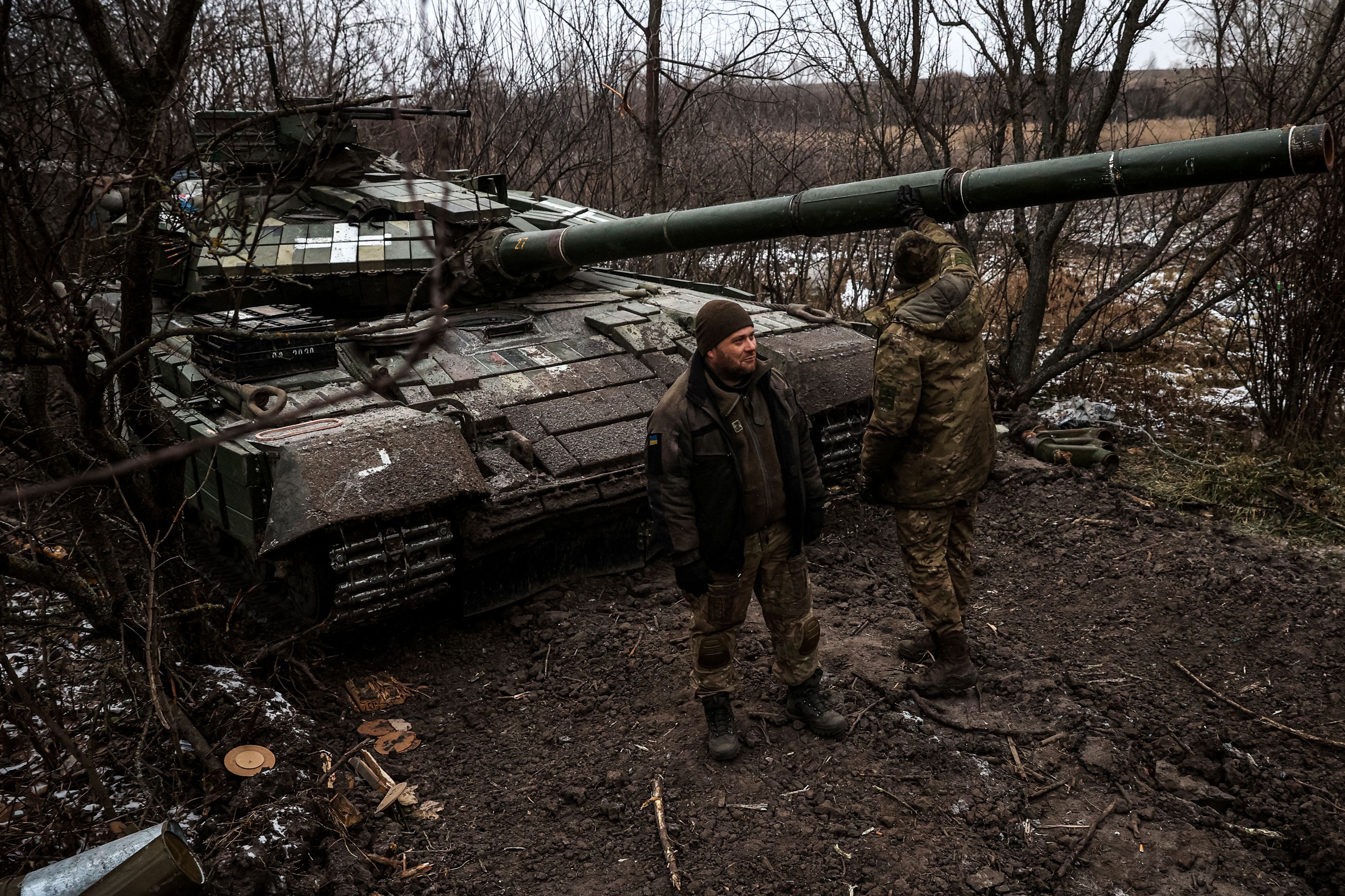 ukrainian-servicemen-stand-near-a-tank-on-the-frontline-news-photo-1673995413.jpg