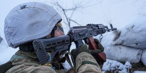 ukrainian soldiers along the frontline near the town of zolote4