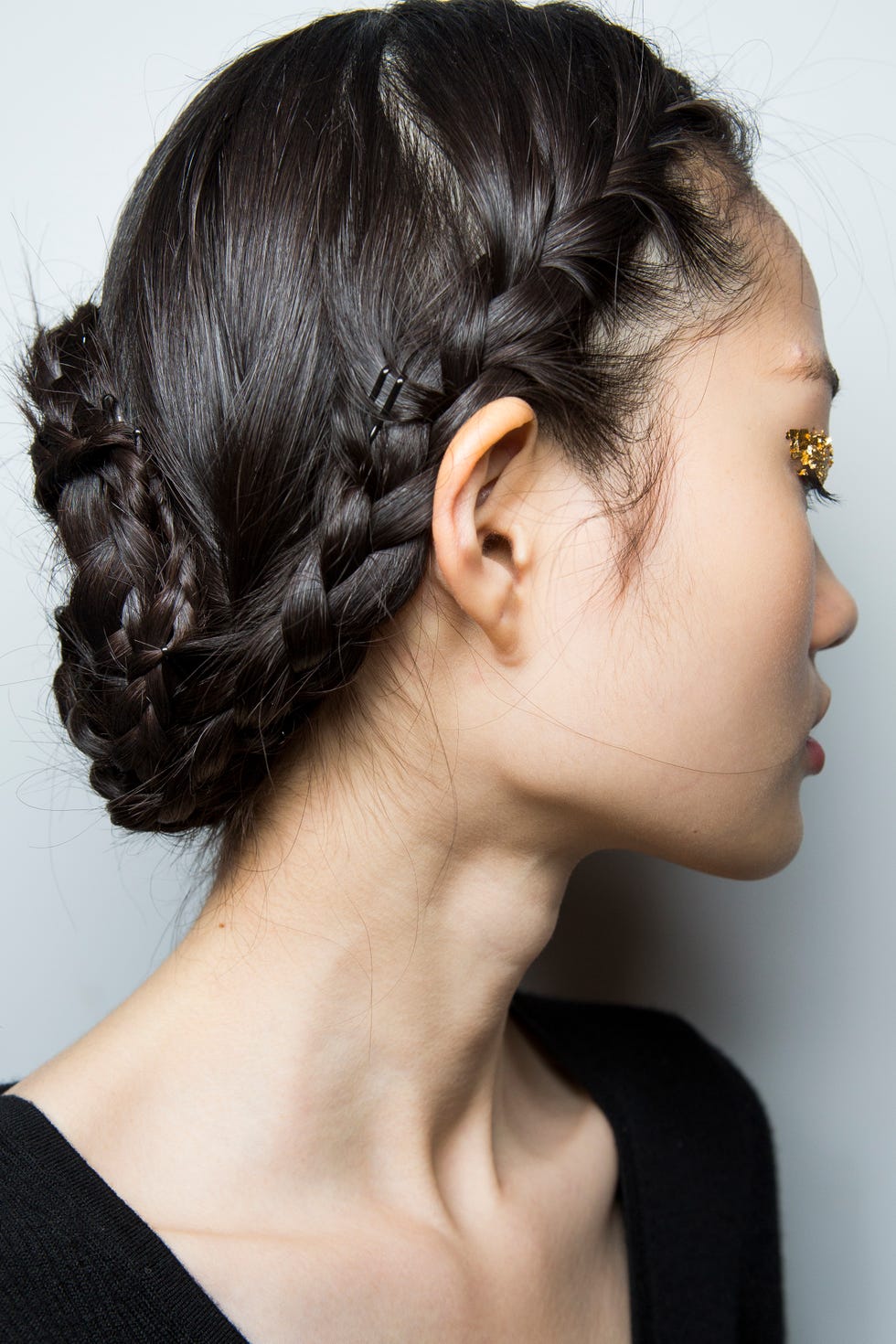 Hair, Hairstyle, Face, Chin, Beauty, Bun, Chignon, Ear, Black hair, Long hair, 