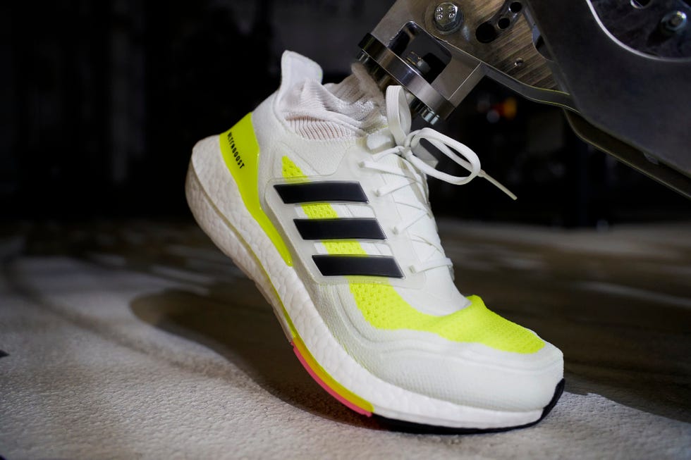 imagen de una de las pruebas de torsión de las zapatillas de running adidas ultraboost 21