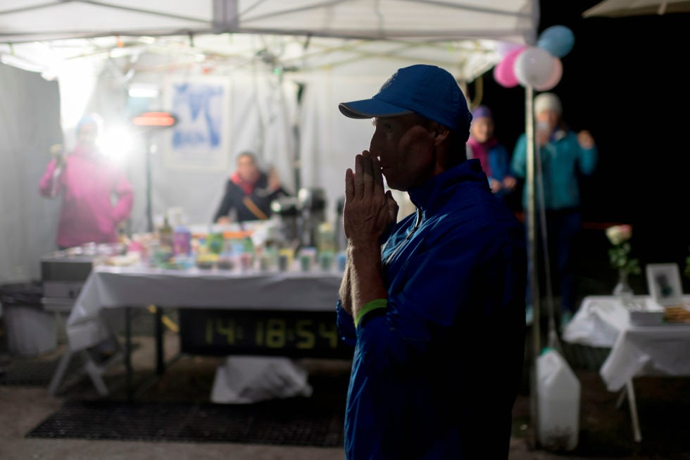 ushika muckenhumer de austria medita durante la carrera carrera de trascendencia personal de sri chinmoy de salzburgo