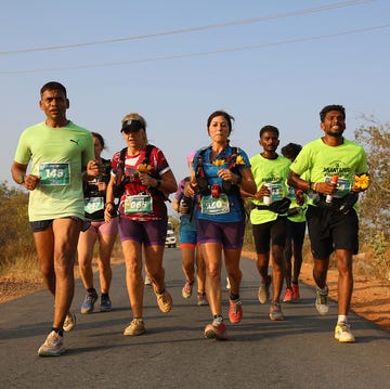 Cientos de españoles corren una ultramaratón solidaria en la India La novena edición de la Anantapur Ultramarathon recauda fondos para la Fundación Vicente Ferrer con una prueba de 170 kilómetros por relevos entre las aldeas