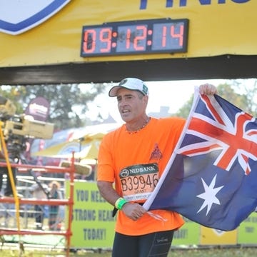 A este ultrarunner le ha pillado la cuarentena en una habitación de hotel, y ha conseguido recorrer 50 kilómetros en 16 horas. 