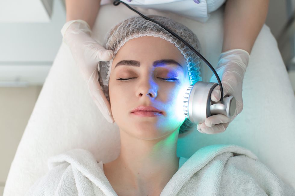 ultrasonic massager light skin treatment, the woman in the beauty salon