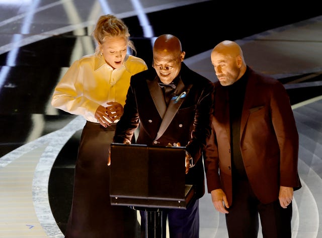 uma thurman, samuel l jackson y john travolta en los oscars 2022