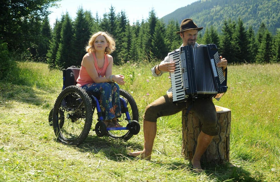Jennifer Ulrich sobrevive a un concierto de acordeon de Philipp Hochmair en Un verano en Algoria ZDF Ein Sommer im Allgäu