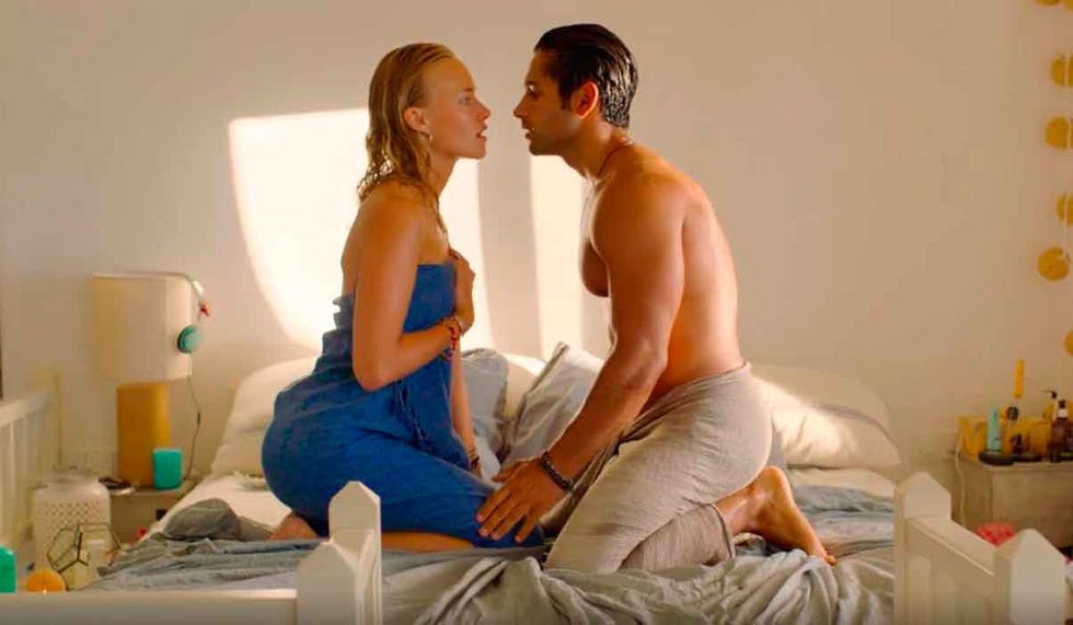 valerie huber y daniel rodic en la cama y con poca ropa en la película 'un verano en miconos'