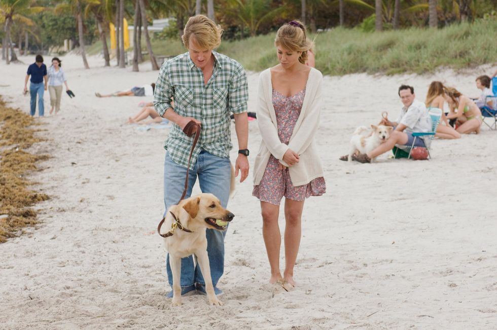 secuencia en la playa con los protas y su perro