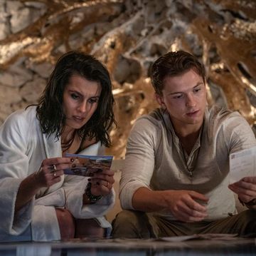 tom holland as nathan drake and sophia taylor ali as chloe in uncharted